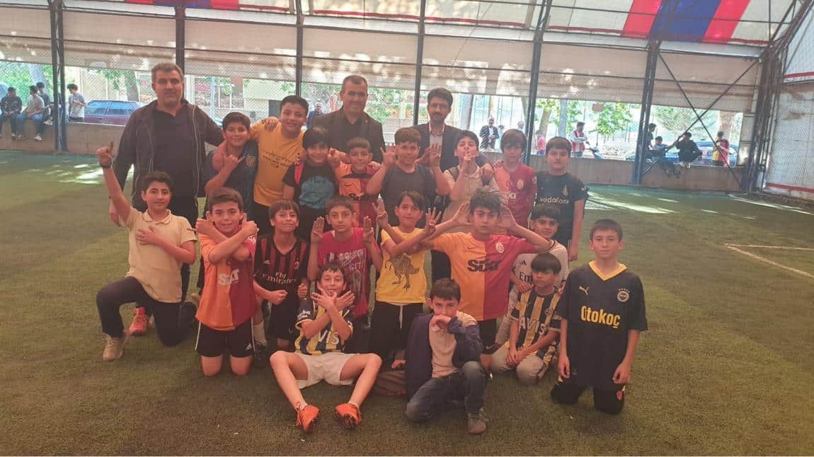 Atatürk Ortaokulu ile Yapılan Karşılaşmayı Okulumuz 4-3 Kazanarak Finale Yükseldi